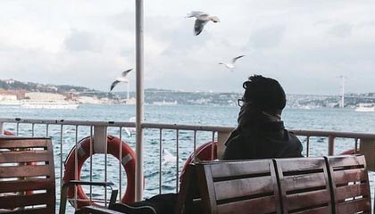 开云体育_ 利拉德与库里的得分大战：赛季中最激烈的对抗，利拉德和库里是亲戚吗