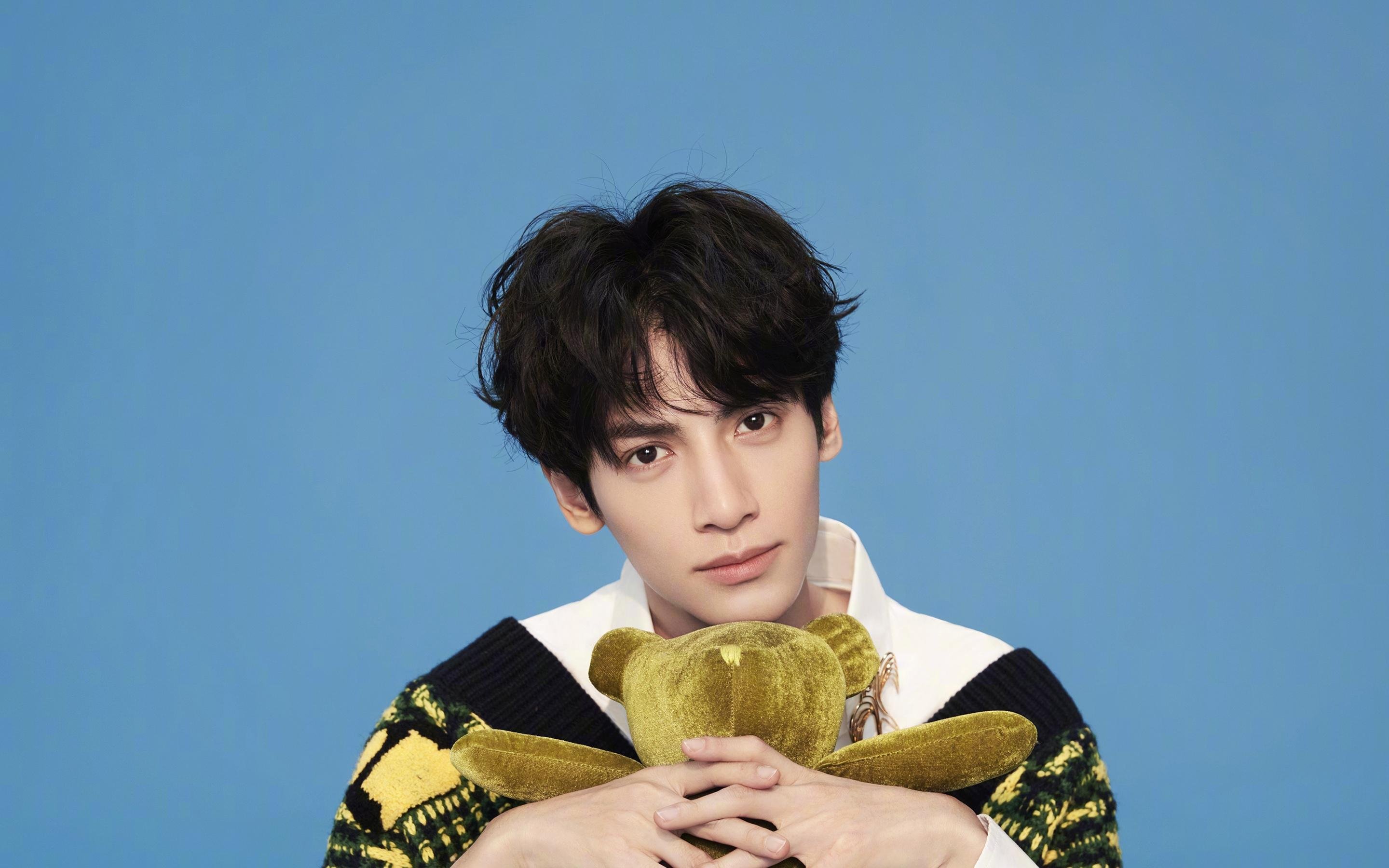 英格兰骑手安娜·史密斯在巴黎奥运会障碍赛中获得铜牌,展现坚韧精神。