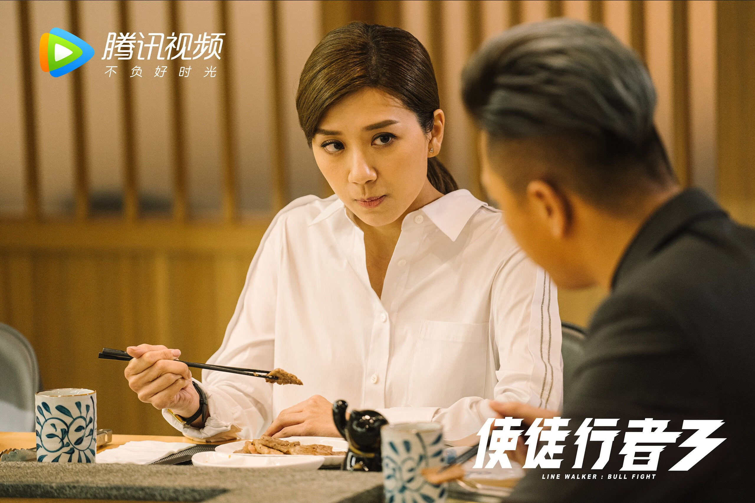 “拳击选手全力出击，四川省体育馆迎来激烈角逐”